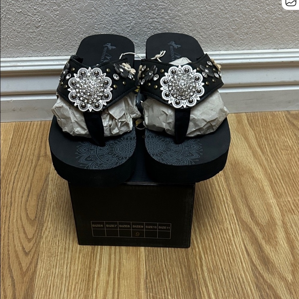 Montana West flip flops size 9
